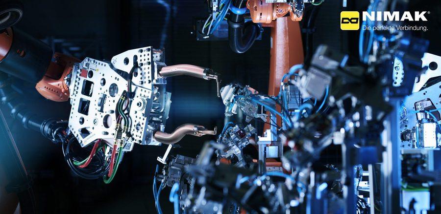 Solda a ponto na carroceria automotiva com equipamento industrial.