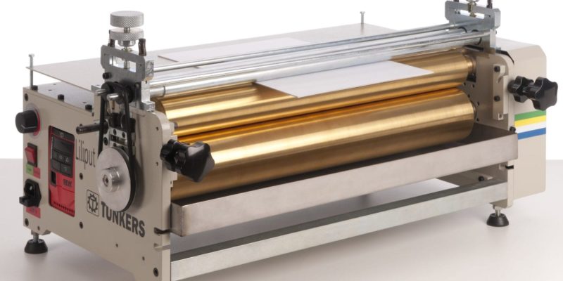 máquina aplicadora de cola liliput da marca tunkers funcionando